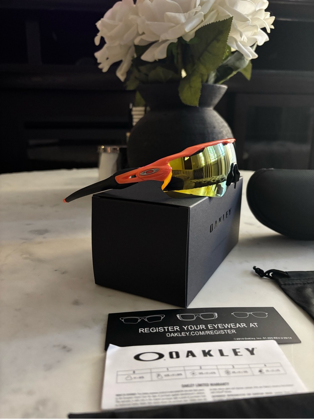 Oakley Radar EV Path Sunglasses with three interchangeable lenses - Picture 2 of 6